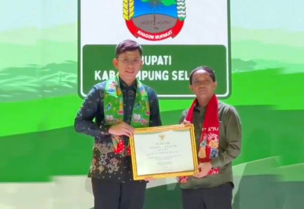 CuplikCom-Lamsel-Masuk-Daftar-Elit-6-Daerah-Terbaik-di-Indonesia,-Bupati-Egi-Raih-Penghargaan -24062025194214-IMG_20250624_190859.jpg